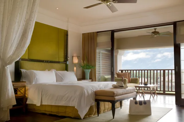 Svit säng av en lyxig resort Royaltyfria Stockbilder