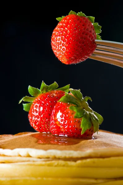 Strawberry butter pancake with honey/ maple sirup flowing down — Stock Photo, Image