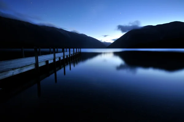 Reflexão serena no lago da noite Rotoiti, Nelson Lakes National Park — Fotografia de Stock