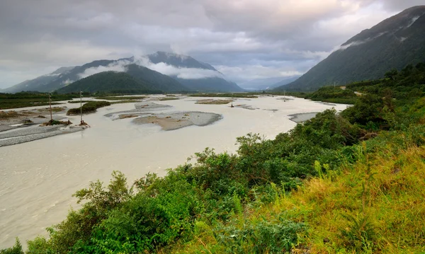Overstroomd taramakau rivier na storm — Stockfoto