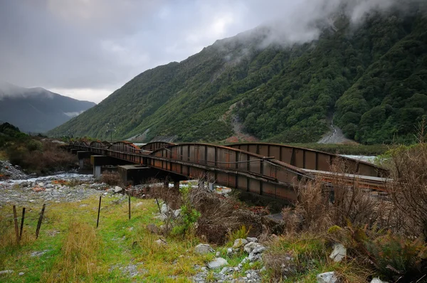 Κατσίκα creek σιδηροδρομική γέφυρα, πέρασμα του Αρθούρου, Νέα Ζηλανδία — Φωτογραφία Αρχείου