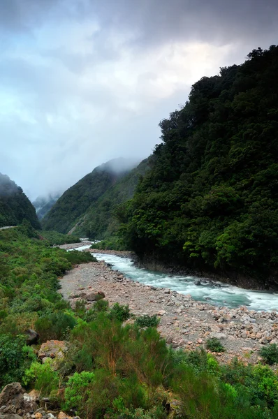 Rio Otira, Vale do Otira, Parque Nacional Arthur 's Pass, Nova Zelândia — Fotografia de Stock