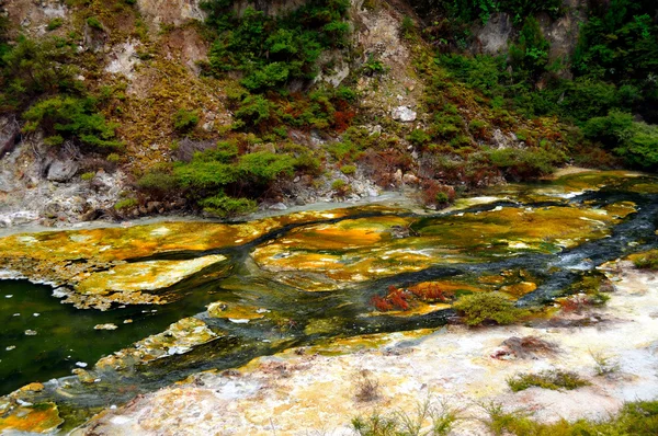 Hete stream met minerale sedimenten — Stockfoto