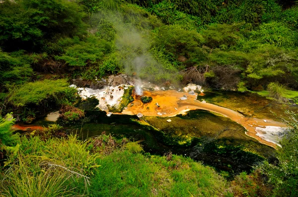 Flusso caldo con sedimenti minerali — Foto Stock