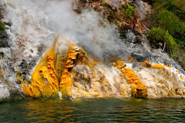 Dumanı tüten kayalıklarla (donne kayalıklarla), göl rotomahana — Stok fotoğraf