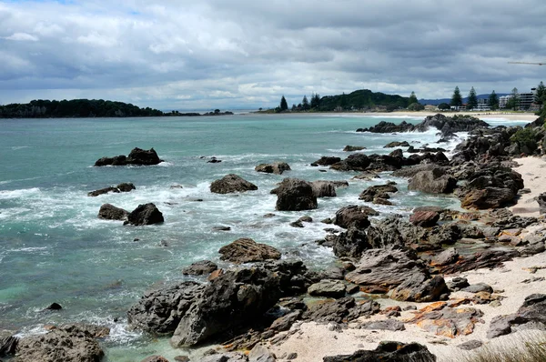 Procházka po pobřeží v manganui, záliv hojnosti, Nový Zéland — Stock fotografie
