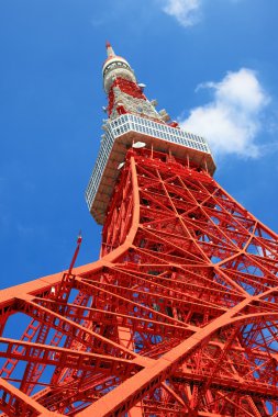 Mavi gökyüzü olan Tokyo kulesi