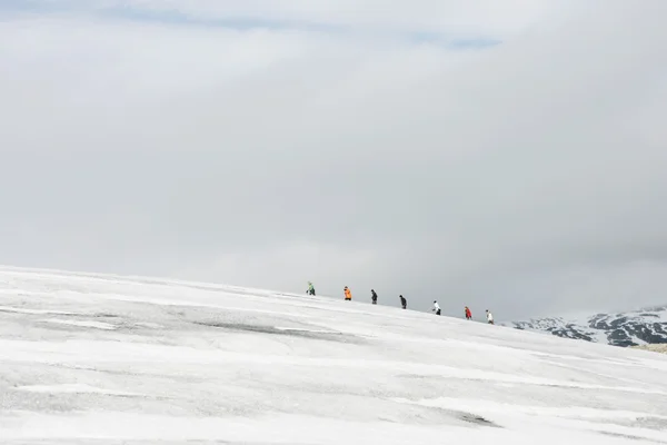 Explorador en un glaciar — Foto de Stock