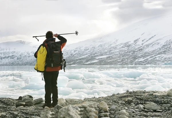Explorador en un glaciar — Foto de Stock