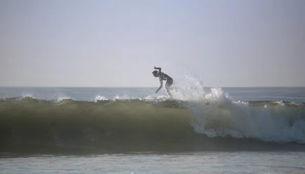 Sörfçü bir forehand yapma — Stok fotoğraf