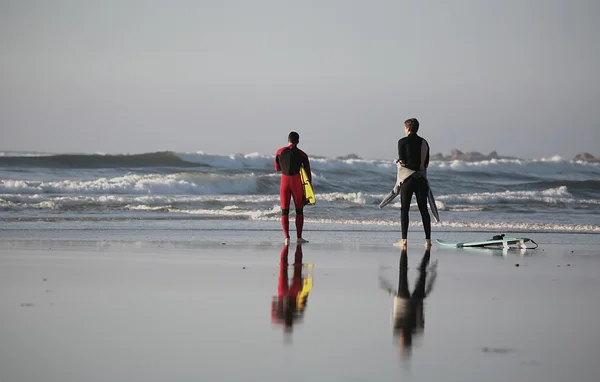 Surfeur faisant un coup droit — Photo