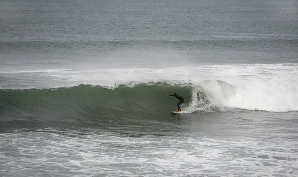 Surfer macht eine Vorhand — Stockfoto