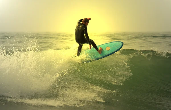Surfare att göra en forehand — Stockfoto