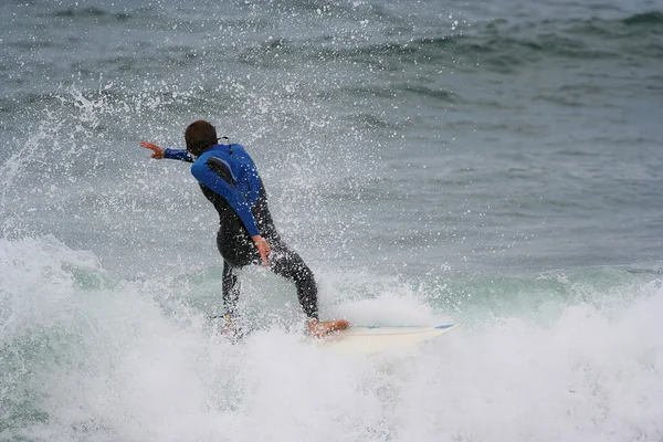 Surfista haciendo un avance —  Fotos de Stock