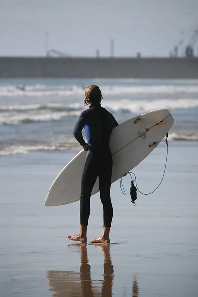 Surfer macht eine Vorhand — Stockfoto