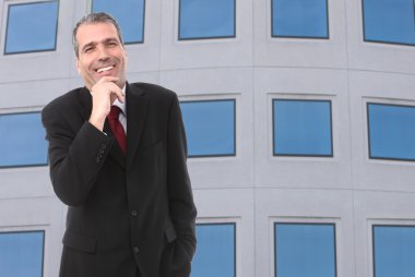 przystojny biznesmen zadumanyyakışıklı düşünceli işadamı