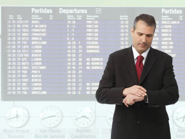 Affärsman som ringer på mobiltelefon på flygplatsen — Stockfoto