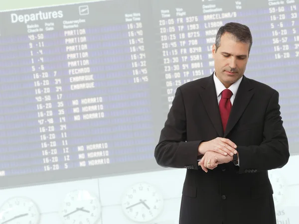 Zakenman controleert de tijd tijdens zijn dienst — Stockfoto