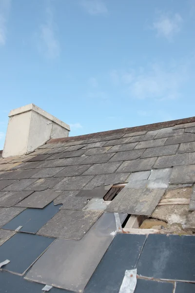 Uszkodzony dach dom — Zdjęcie stockowe
