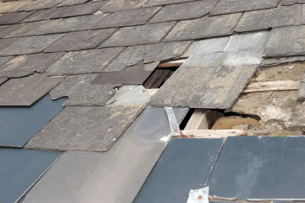 Uszkodzony dach — Zdjęcie stockowe