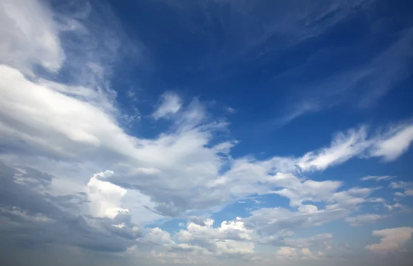 蓝蓝的天空表面 — 图库照片