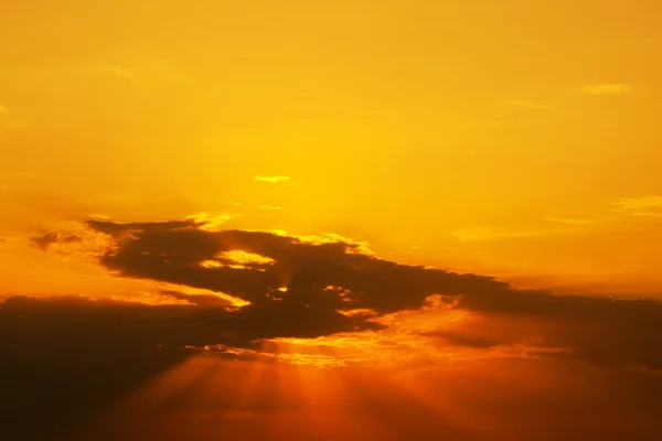 Belleza puesta del sol paisaje nublado: rayos de sol rojos a través de las nubes — Foto de Stock