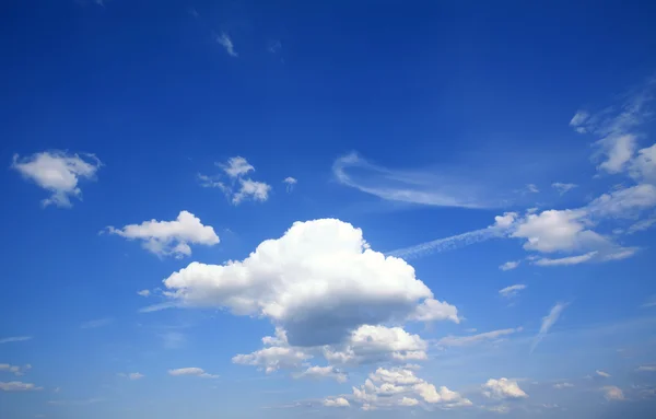多云的蓝色天空。美丽的蓝色天堂背景 — 图库照片