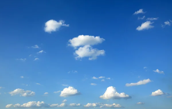 Zakalená modrá obloha. krása nebe modré pozadí — Stock fotografie