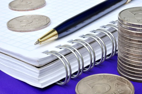 Caderno, caneta e dinheiro — Fotografia de Stock