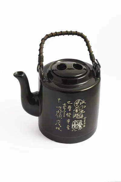 Die schwarze chinesische Teekanne auf weiß — Stockfoto
