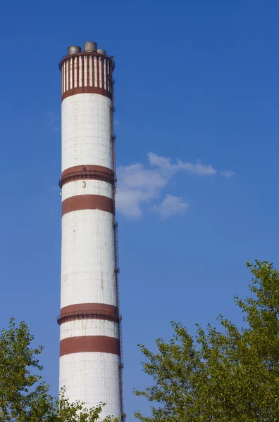 Le tuyau de l'usine sur un ciel bleu — Photo