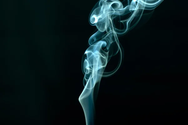 黒い背景に青い煙の流れ — ストック写真