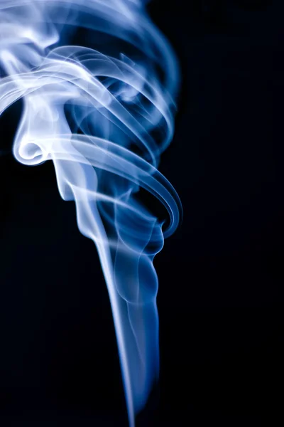 Fluxo de uma fumaça azul em um fundo preto — Fotografia de Stock