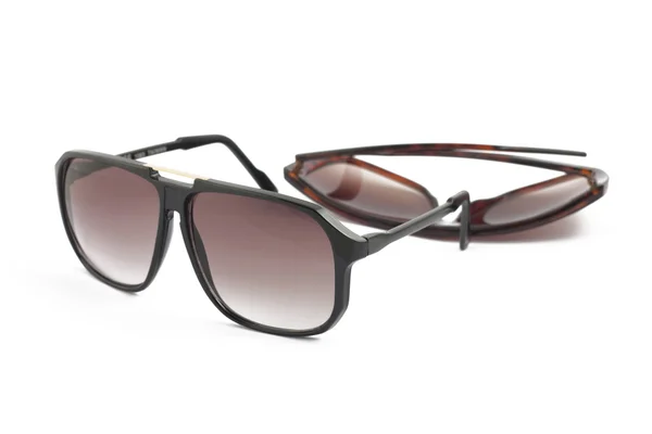 Två bruna solglasögon på vit — Stockfoto