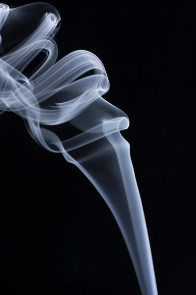 Siyah arkaplanda mavi duman — Stok fotoğraf