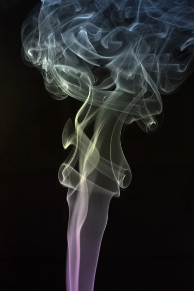 Fumo colorato su sfondo nero — Foto Stock