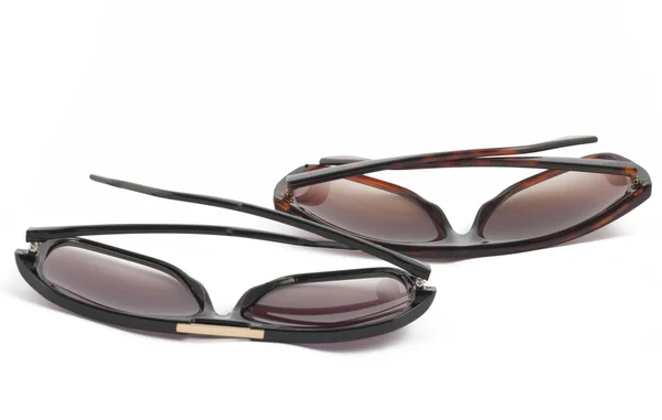 Dos gafas de sol de moda marrón sobre blanco —  Fotos de Stock