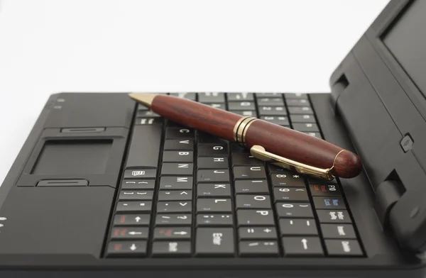 Der Holzstift auf der Tastatur des Notebooks — Stockfoto