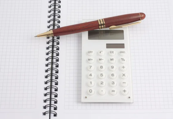 Toll és fehér kalkulátort a spirál Jegyzettömb, felülnézet — Stock Fotó