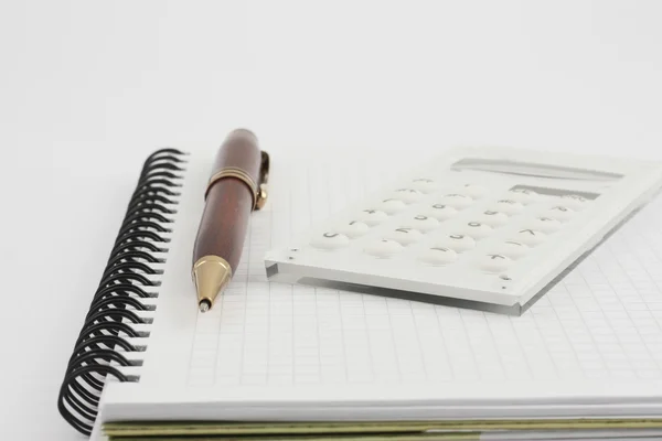 나선형 메모장에 펜과 화이트 계산기 — 스톡 사진