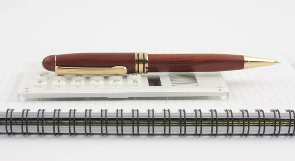 Calculadora de lápiz y blanco en el bloc de notas en espiral —  Fotos de Stock