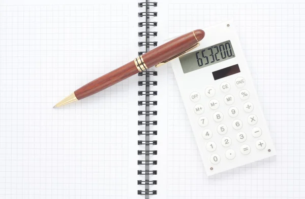 Calculatrice stylo et blanc sur le bloc-notes spirale, vue du dessus — Photo