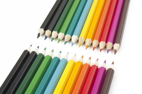 Houten potloden van verschillende kleuren op een witte achtergrond — Stockfoto