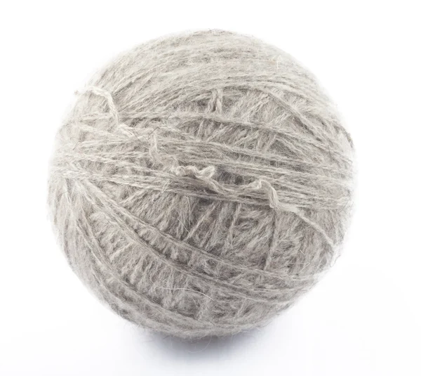 Bola de lã cinza sobre fundo branco — Fotografia de Stock