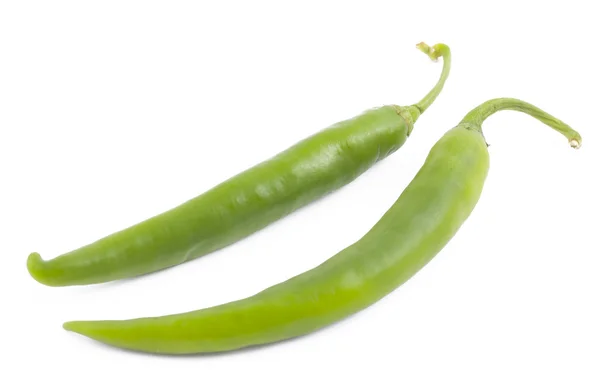 Två grön chilipeppar på vit — Stockfoto
