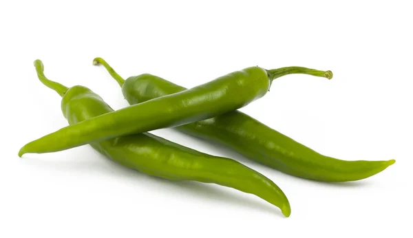 Τρεις πράσινες πιπεριές τσίλι σε λευκό — Φωτογραφία Αρχείου