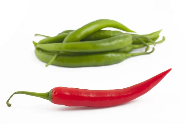 Κόκκινες πιπεριές τσίλι σε φόντο πράσινο πιπεριές τσίλι — Φωτογραφία Αρχείου