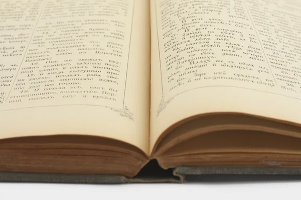 Le vieux livre ouvert - l'évangile en vieux russe — Photo