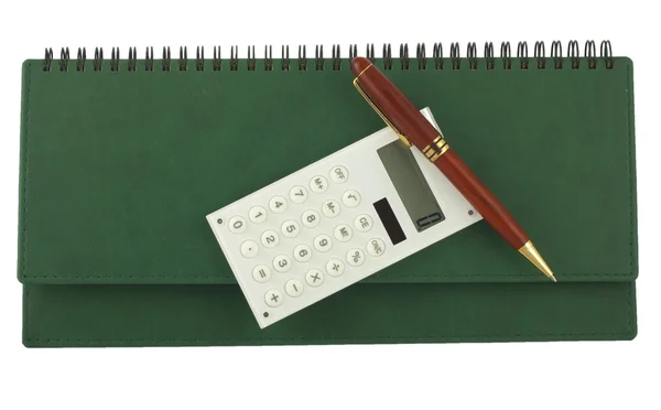 Długopis i kalkulator na zielony organizer — Zdjęcie stockowe