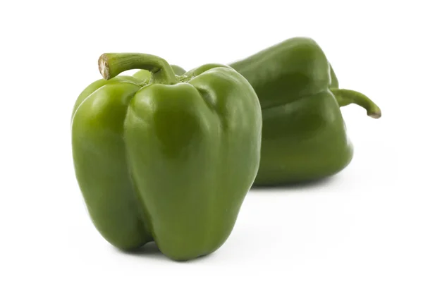 Due peperoni verdi su sfondo bianco — Foto Stock